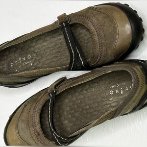 Privó by CLARKS Acacia Hunter Green Mary Janes with Purple accent stitching
